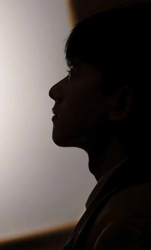 张杰这个侧颜……这一大早的谁顶得住啊!绝了绝了