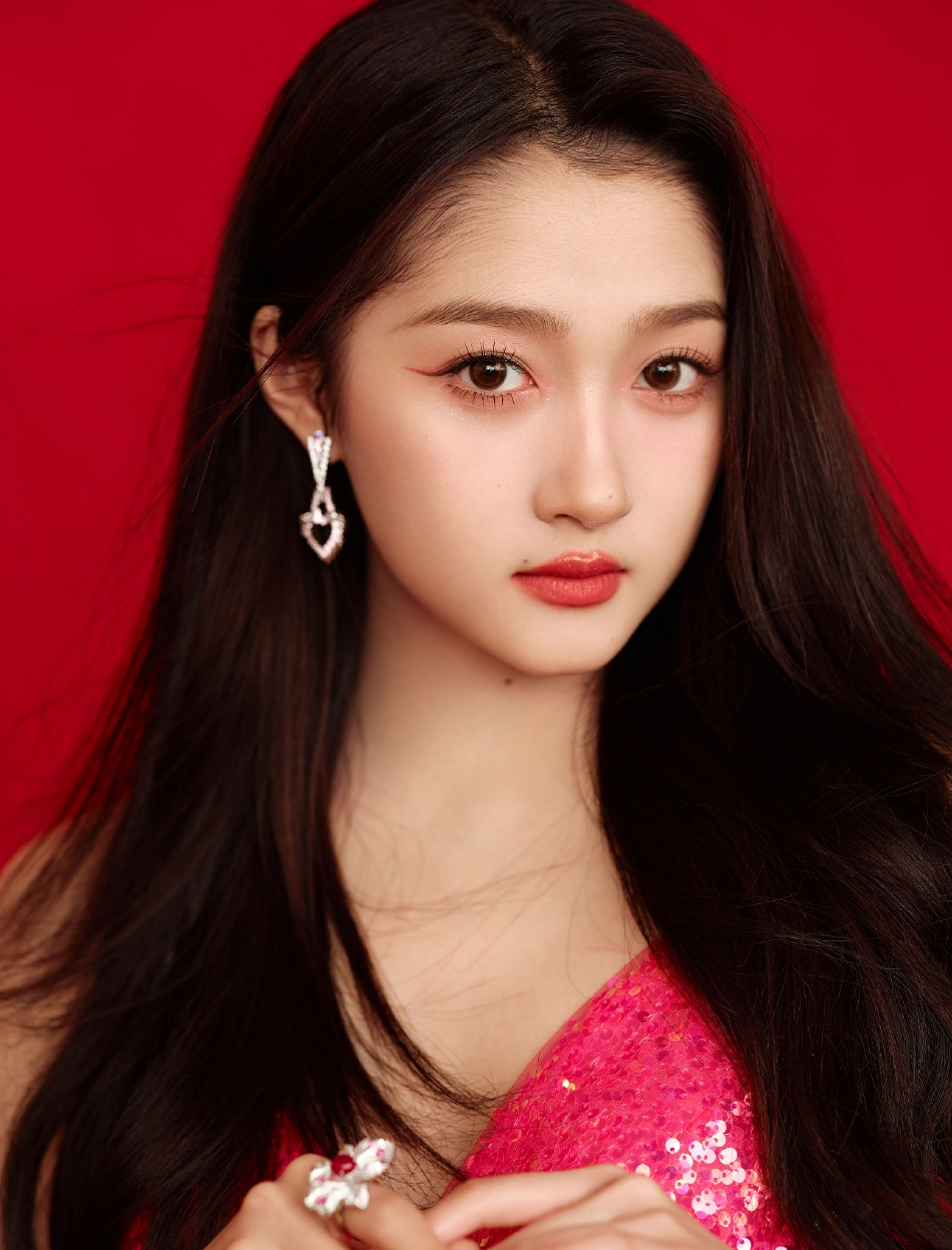 关晓彤穿玫红亮片长裙大秀白嫩长腿!雪肤玉貌太性感娇艳