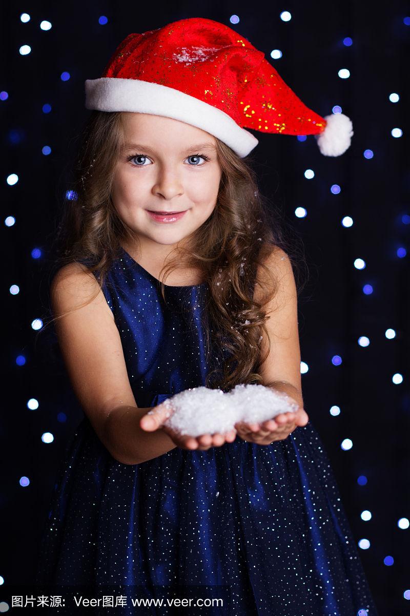 快乐的女孩手捧洁白的雪花