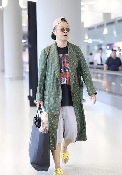 日前,杜海涛身穿睡衣搭拖鞋现身机场,素颜过安检笑成一朵"杜鹃花".