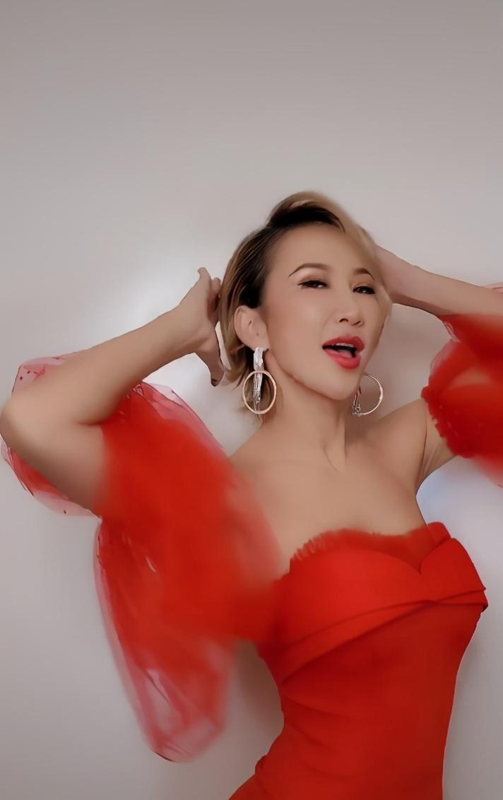 李玟穿抹胸裙大秀迷人曲线却被拿放大镜看身材肉肉松弛太显老