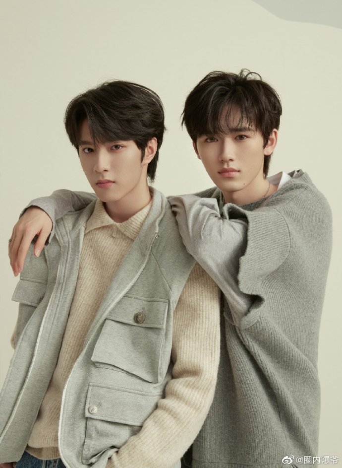 宋亚轩刘耀文同款灰色系造型合照