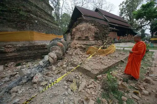 被毁的佛塔:上周五,泰国清莱府的契迪龙寺,一名佛教僧人看着在地震中