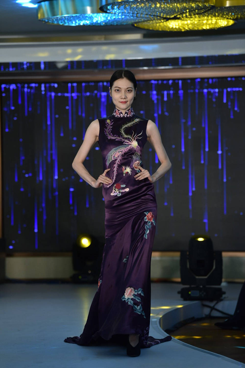 模特们依次亮相,演绎60套旗袍新品