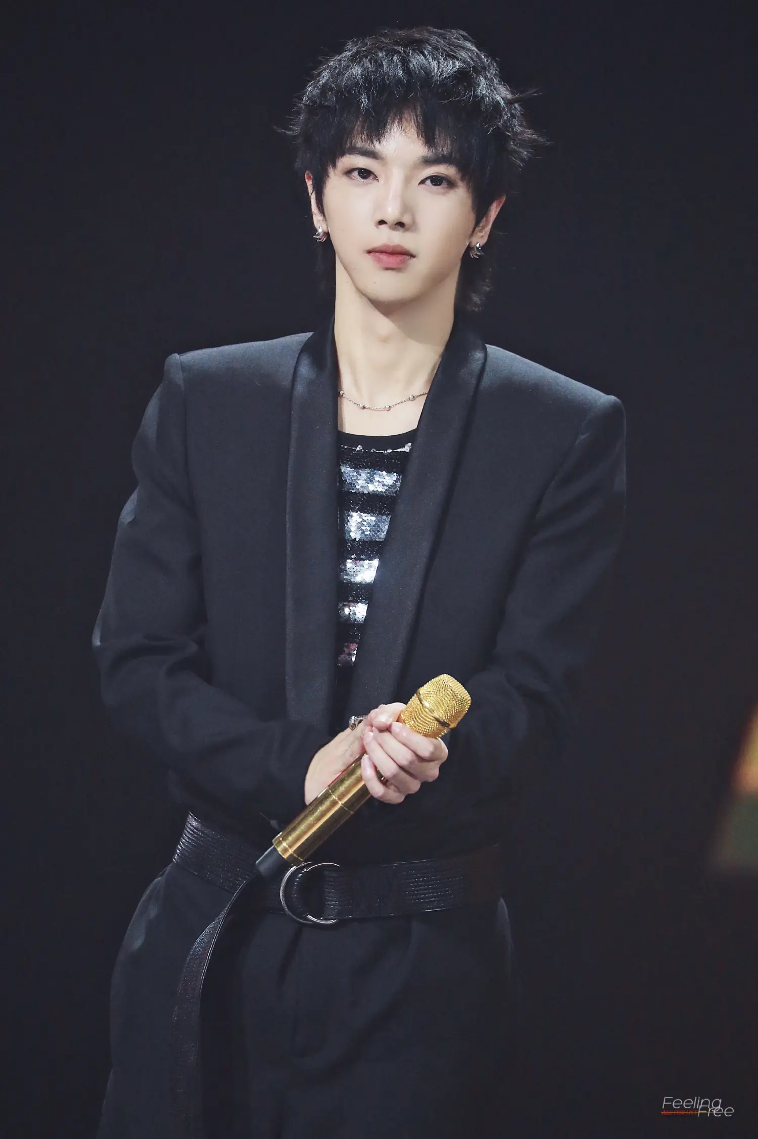 歌王华晨宇持颜值飒人