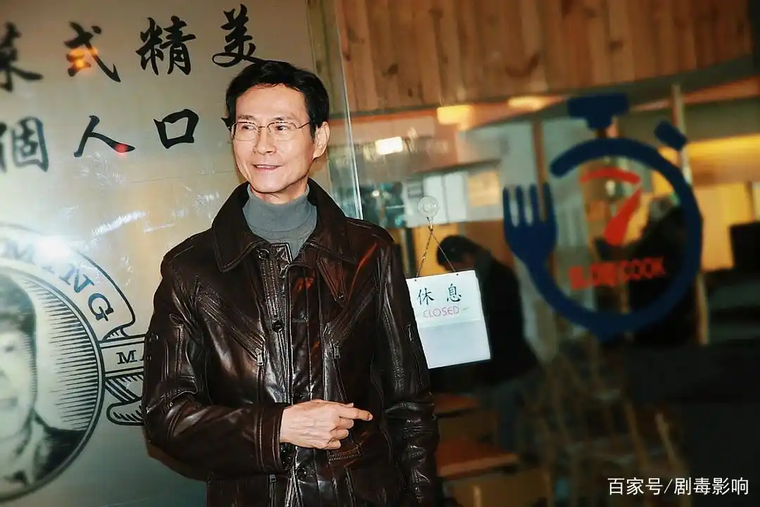 74岁郑少秋近况曝光,2年没公开露面,身子硬朗气色好