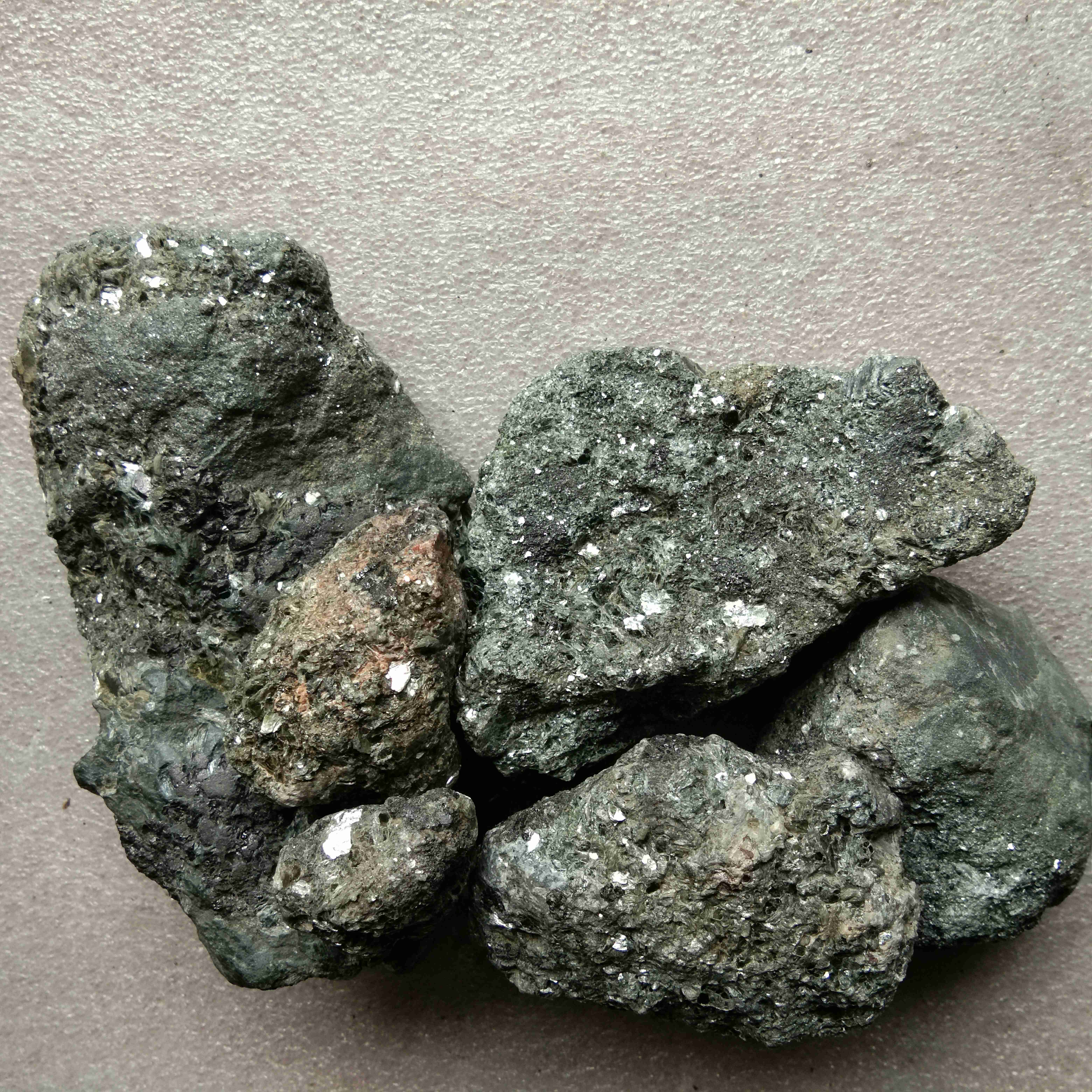 请专家帮看看这是什么铁矿石头