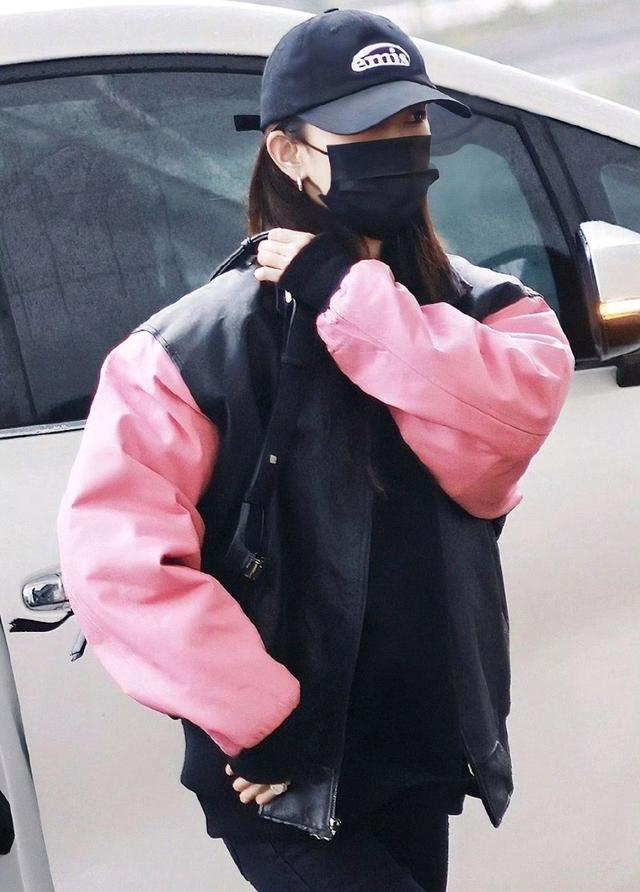 杨幂粉黑棒球服休闲又美丽,网友直呼:不愧是穿搭女神