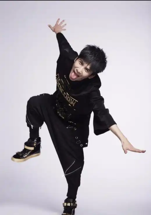 大张伟春晚"糗"上热搜,拒绝黄小蕾选择经纪人,他是否清醒?