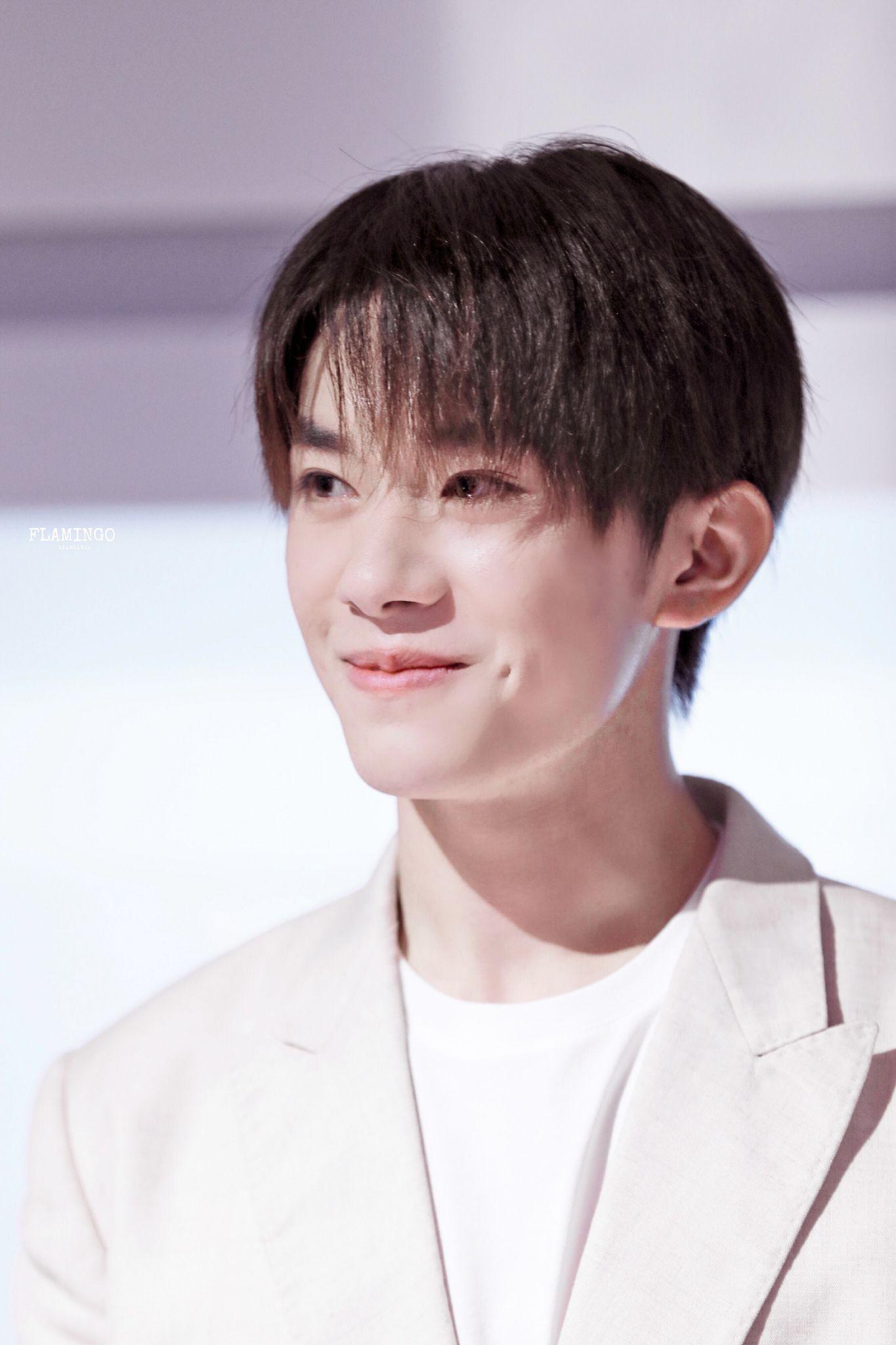 有没有易烊千玺笑起来的壁纸