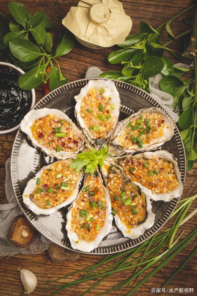 香气四溢的蒜蓉烤生蚝
