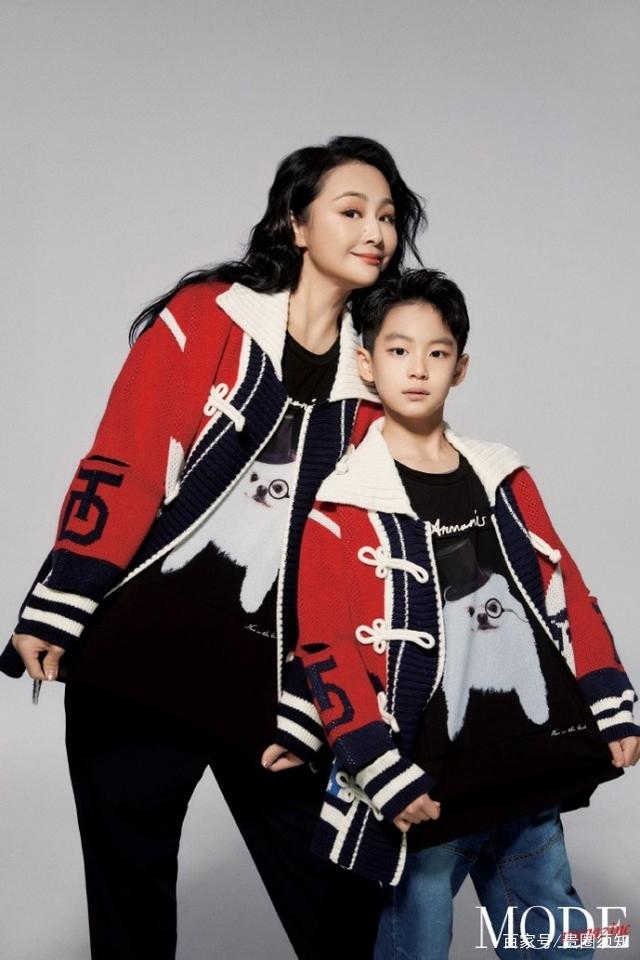 曹颖亲子大片上线,9岁儿子颜值超高,50岁瞿颖职业笑容显僵硬