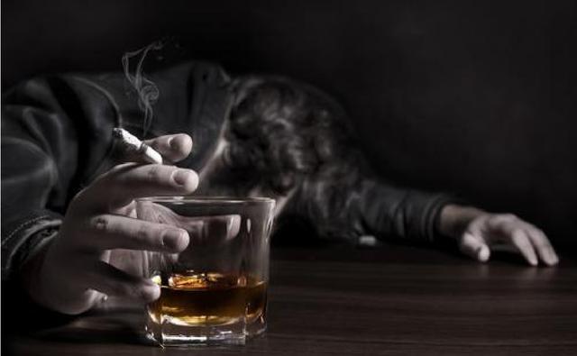 你知为啥男人视"烟酒"为知己?明知有害打死也戒不掉呢?