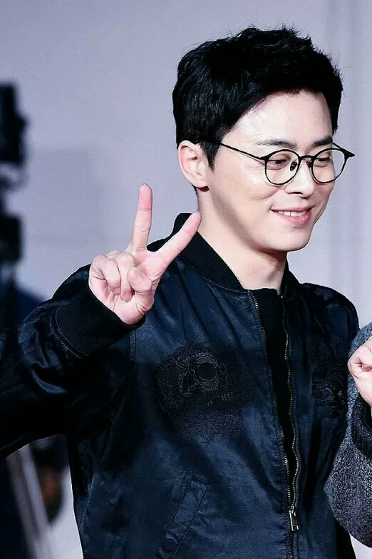 欧巴戴眼镜的帅照【曹政奭吧】_百度贴吧