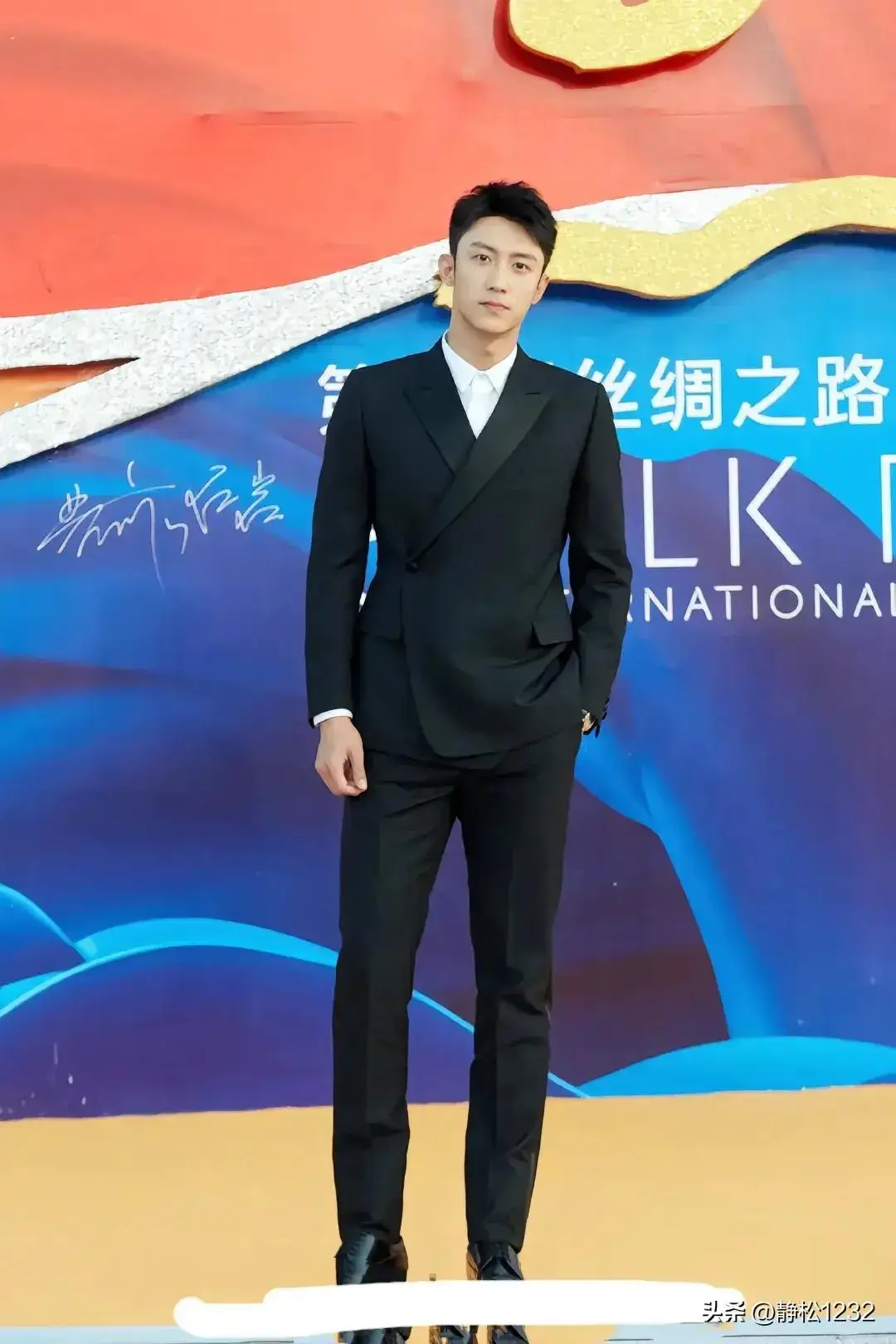 特种兵黄景瑜真的是非常的帅,宽肩窄腰,又a又酷,一身肌肉,腹肌爆棚