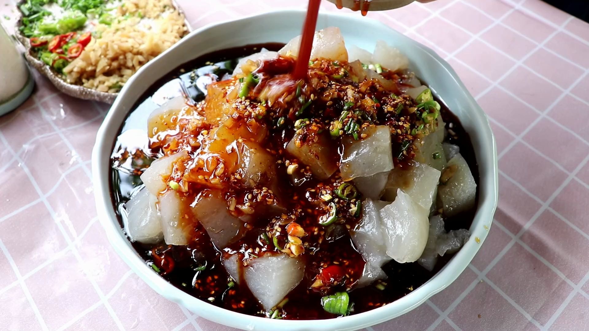 四川农村,幺妹儿做了一道红苕凉粉儿,q弹细嫩麻辣劲道,超级爽口