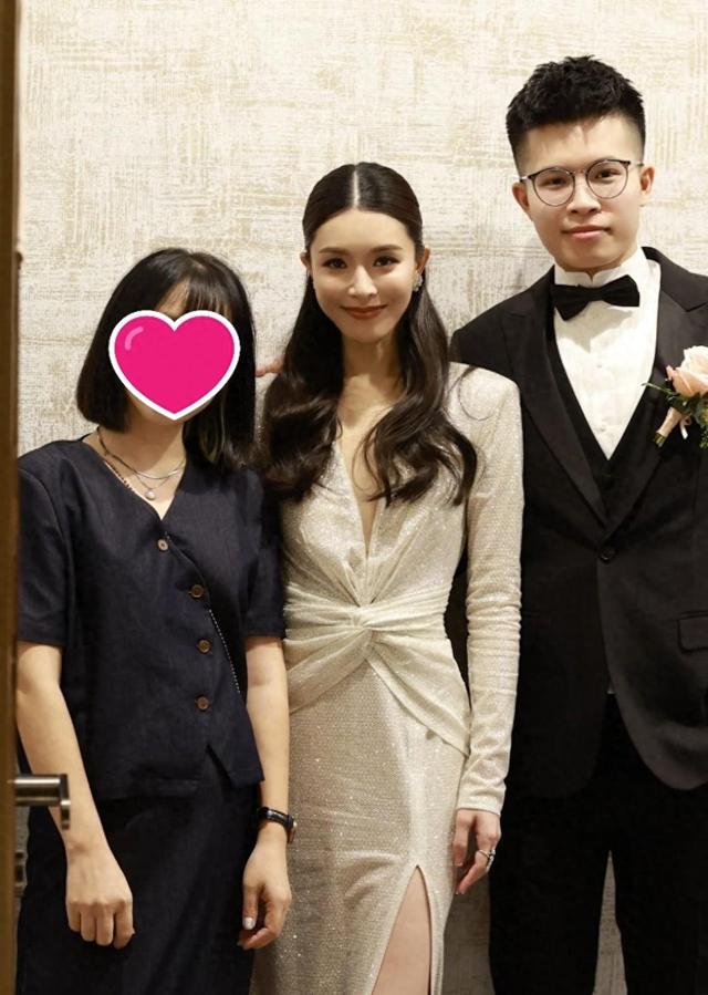 文咏珊携富豪老公出席弟弟婚礼!魅力四射成焦点,新娘长相甜美!