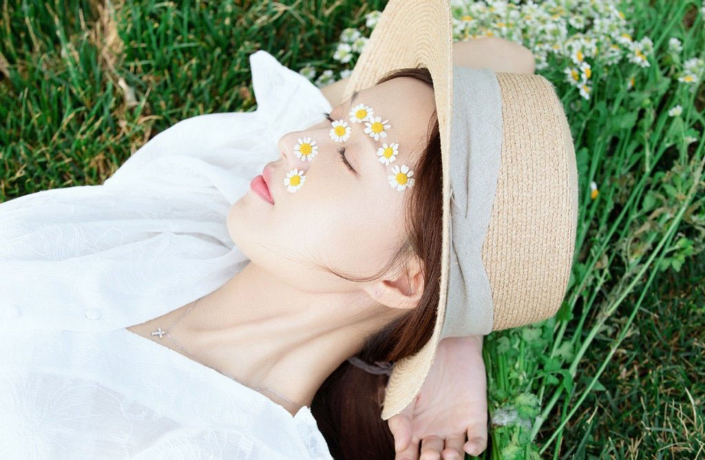 傅晶清新白裙户外写真图片