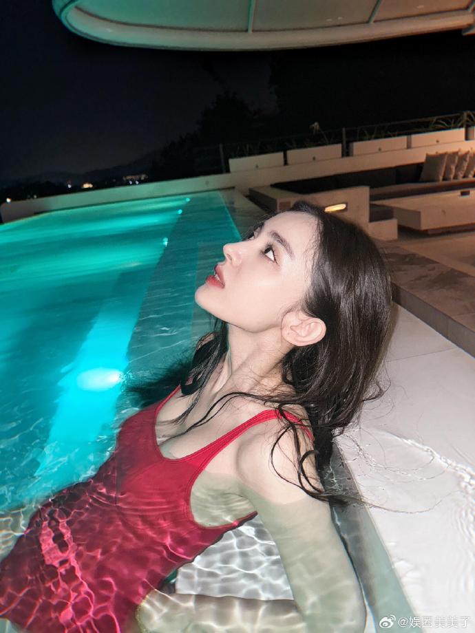 第一次这么直观的看到女明星这个视角的泳装照,古力娜扎穿红色泳装