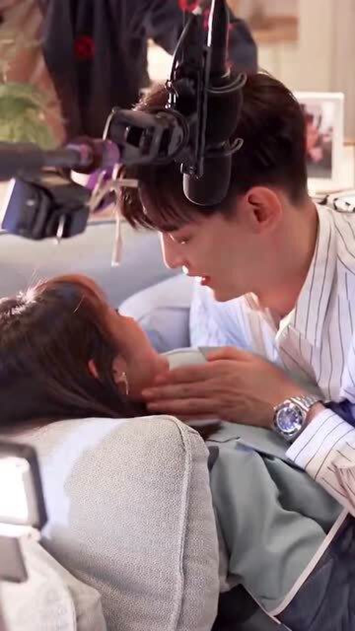 拍戏难免会遇到的事情邢菲跟唐小天拍吻戏没想到唐晓天居然害羞了