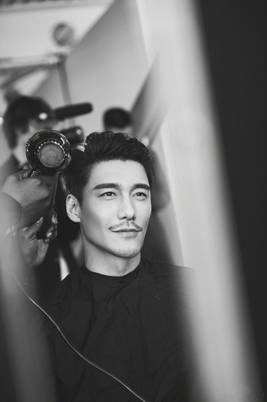 胡兵都快50岁了,照样走上t台帅翻时装周,这才叫中国骄傲!