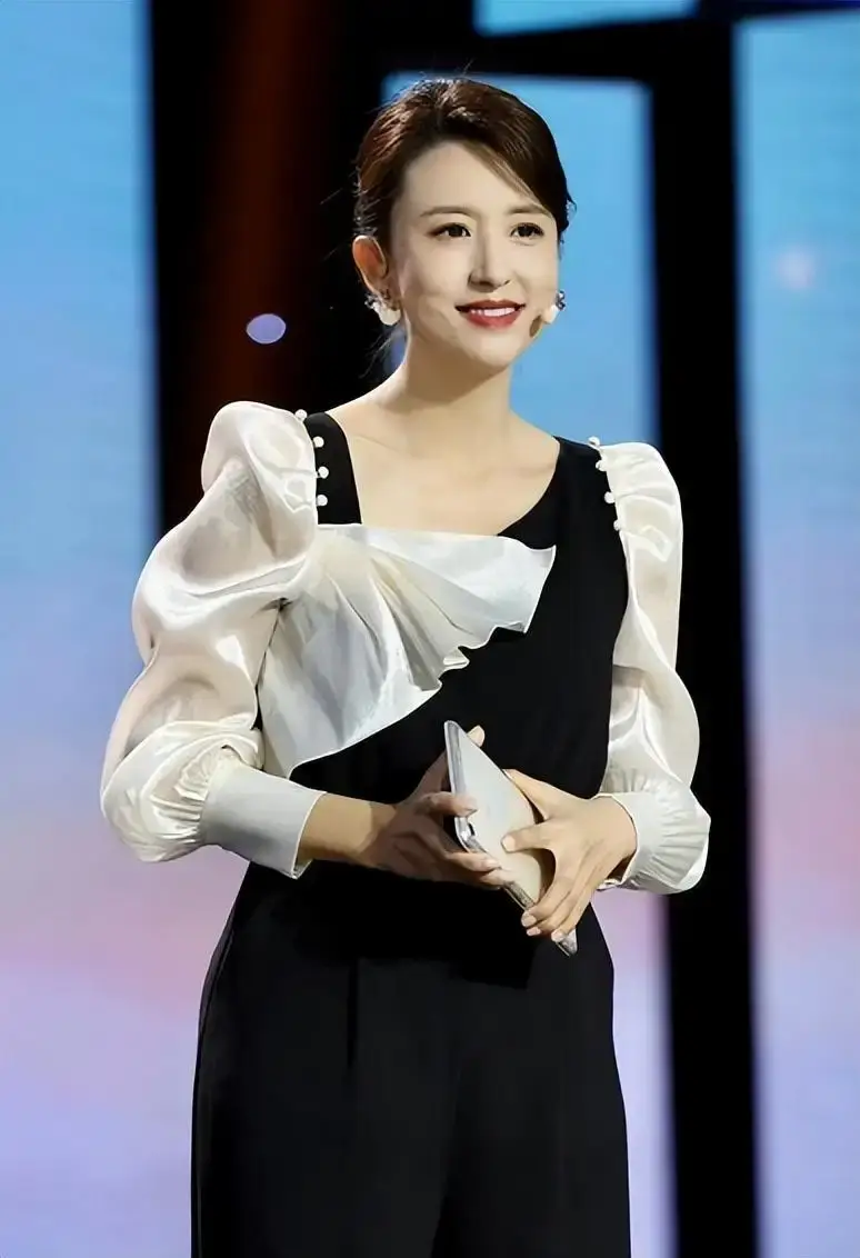 央视主持张蕾:嫁大20岁矿业大亨,婚后生一子,一家三口其乐融融_杨帆