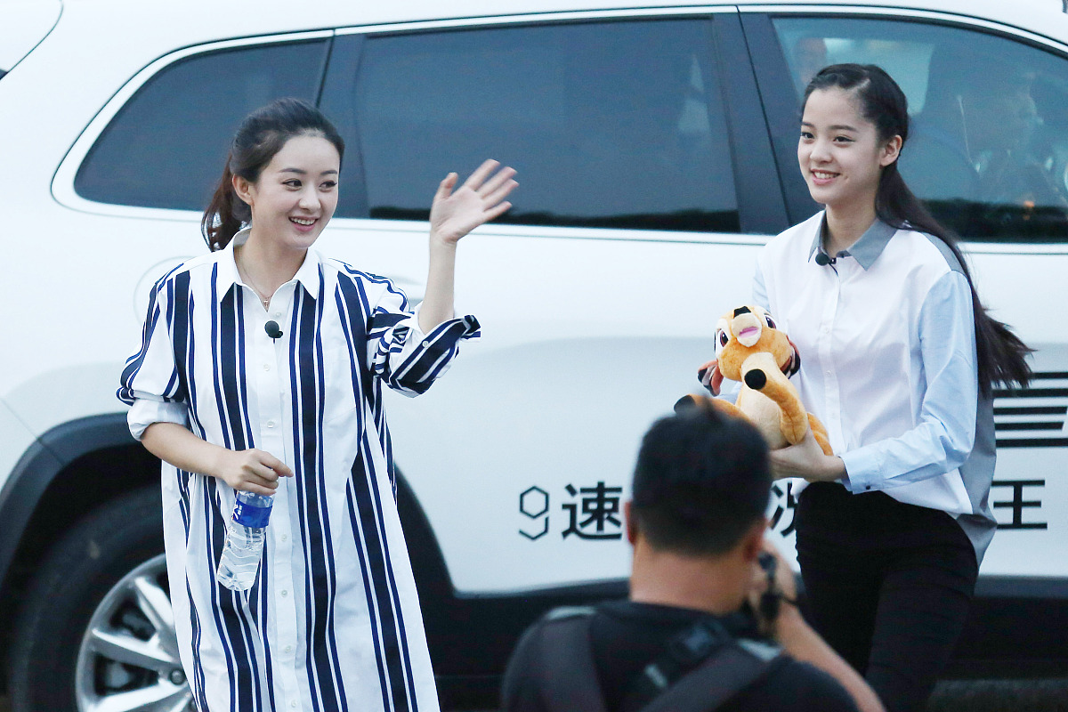 还以为欧阳娜娜,会比赵丽颖高很多!没想到,她俩竟然差不多高[左捂脸]!