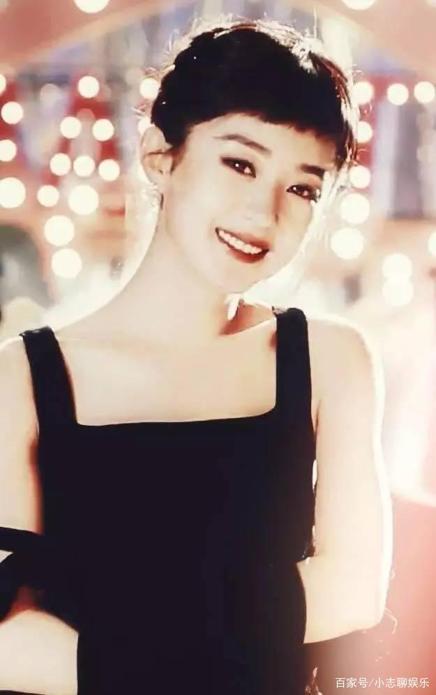 其中最像赫本的是袁立的赫本风造型,袁立的这组照片在神态上有点神似