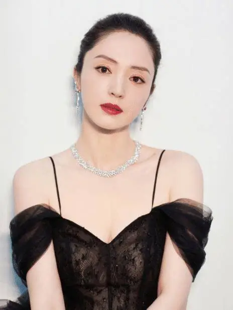 不过现在年纪大了之后,董璇的身材似乎也有点发福的迹象,最近现身活动