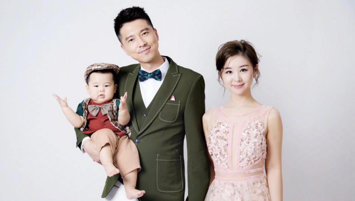 36岁李小萌挺孕肚带儿子玩耍,孕肚浑圆仍美如少女,与老公王雷会友状态