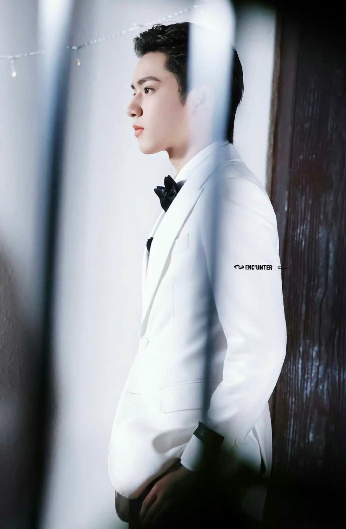 刘耀文背头白西装造型##刘耀文cos的海上钢琴师