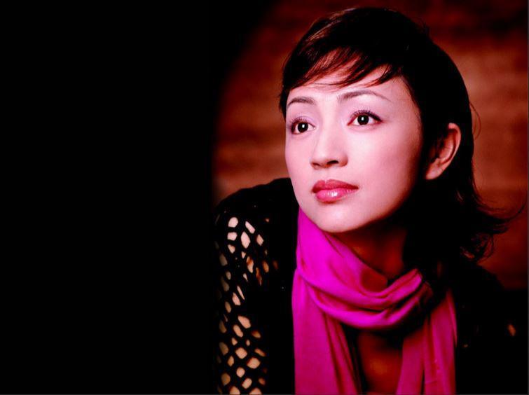 回顾罗海琼37岁嫁给华谊总裁婚后连生两女今一家四口乐融融