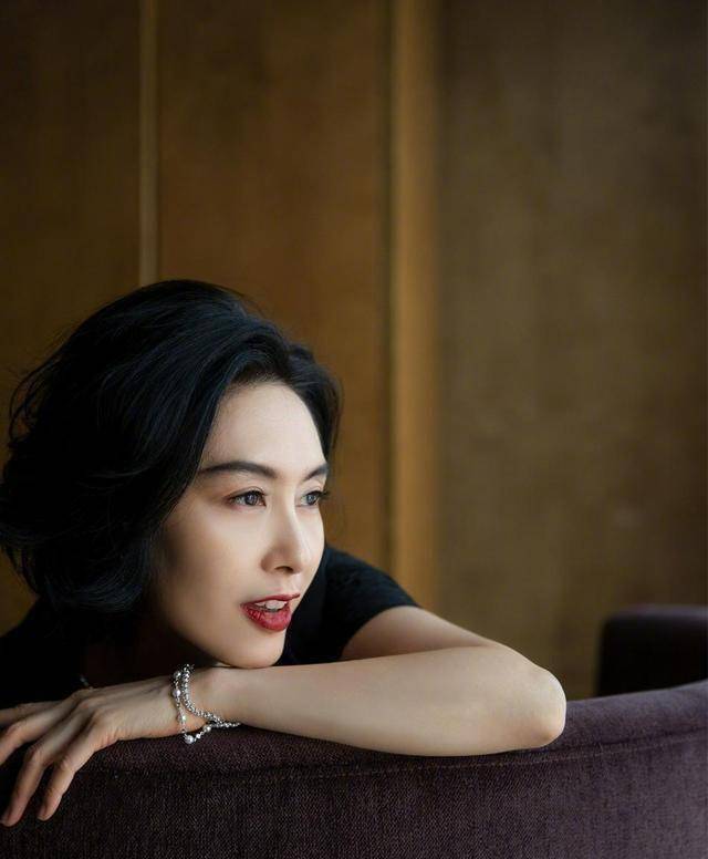 50岁朱茵接女儿放学,眉眼间难掩疲倦,网友慨叹:女神老了_生活_显得