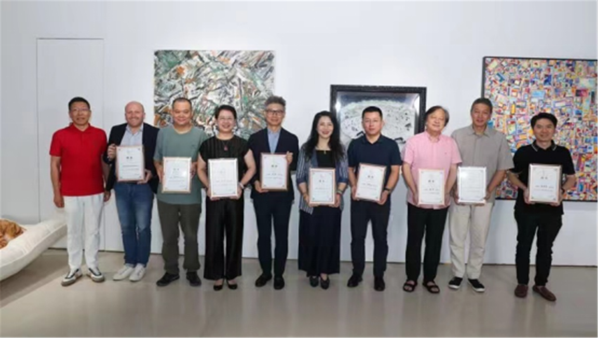 为uart center馆长和学术委员会委员核心专家颁发聘书最后,侣海林女士