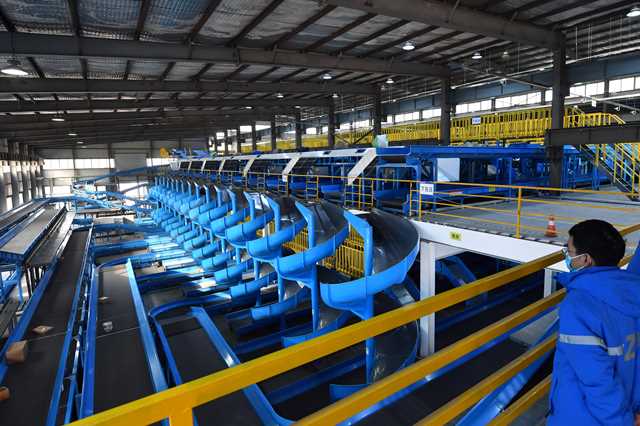 11月11日,中通快递京南转运中心(涿州),拍摄智能自动分拣设备在工作中