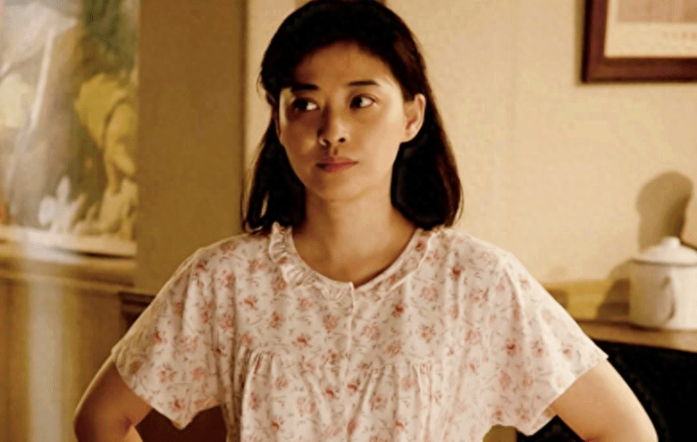 梅婷这位演员年轻的时候也是比较清纯的,虽然那个时候她的眼眶已经