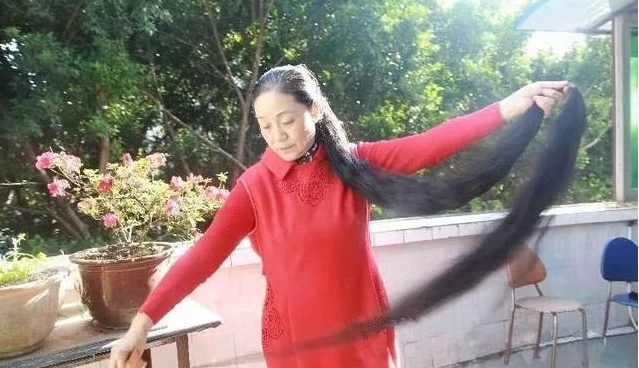 24米长发程嬢嬢蓄发26年年过六旬乌黑浓密大开眼界