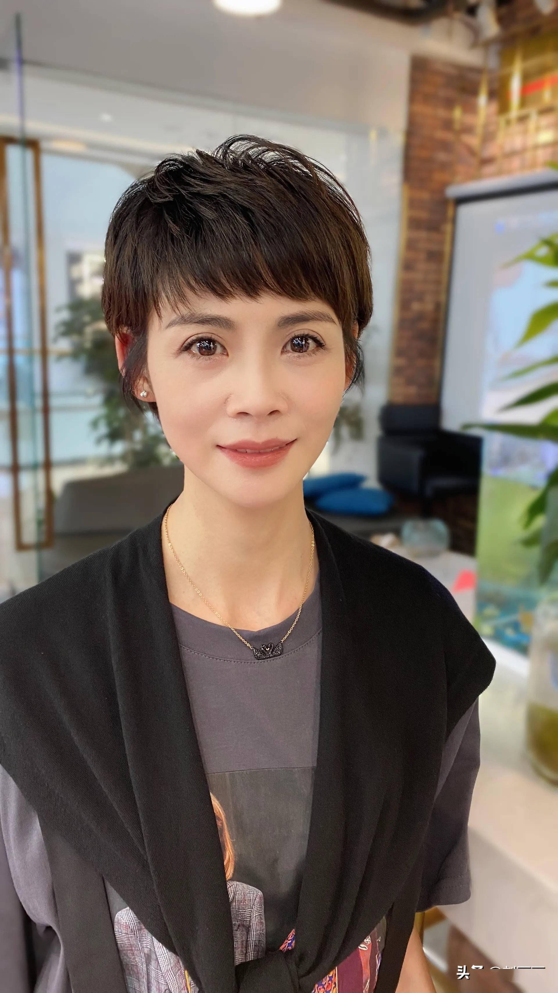 女人过了50岁最火的还是剪短发利落时尚有气质