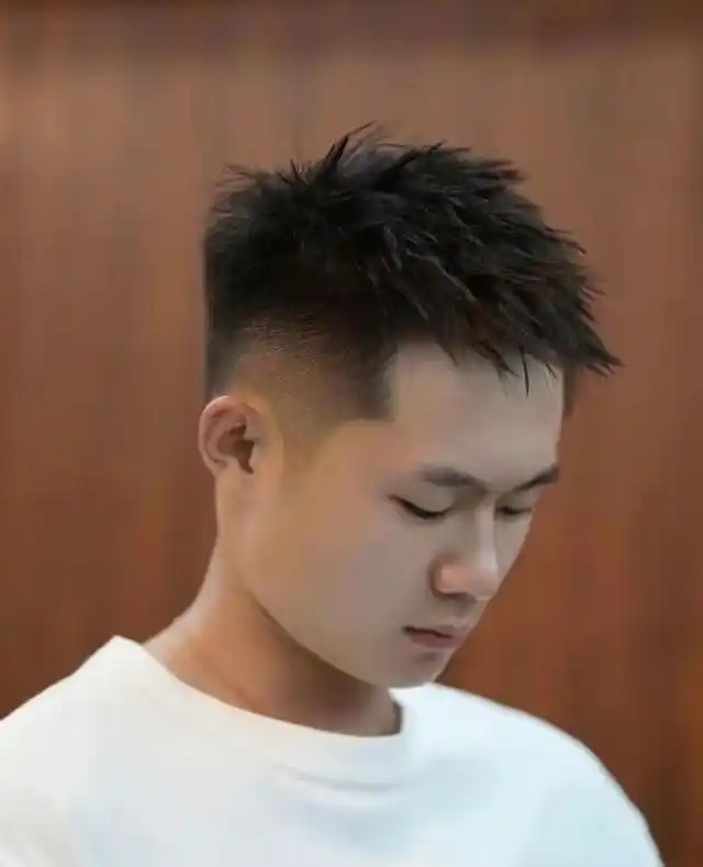 不建议50 男人留的发型!以为洋气,实际"大叔味"很重,太油腻