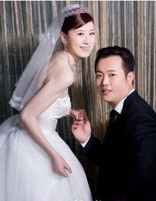 有传闻称张也的第一任老公叫做关锦鹏,是香港著名的导演,俩人低调隐婚