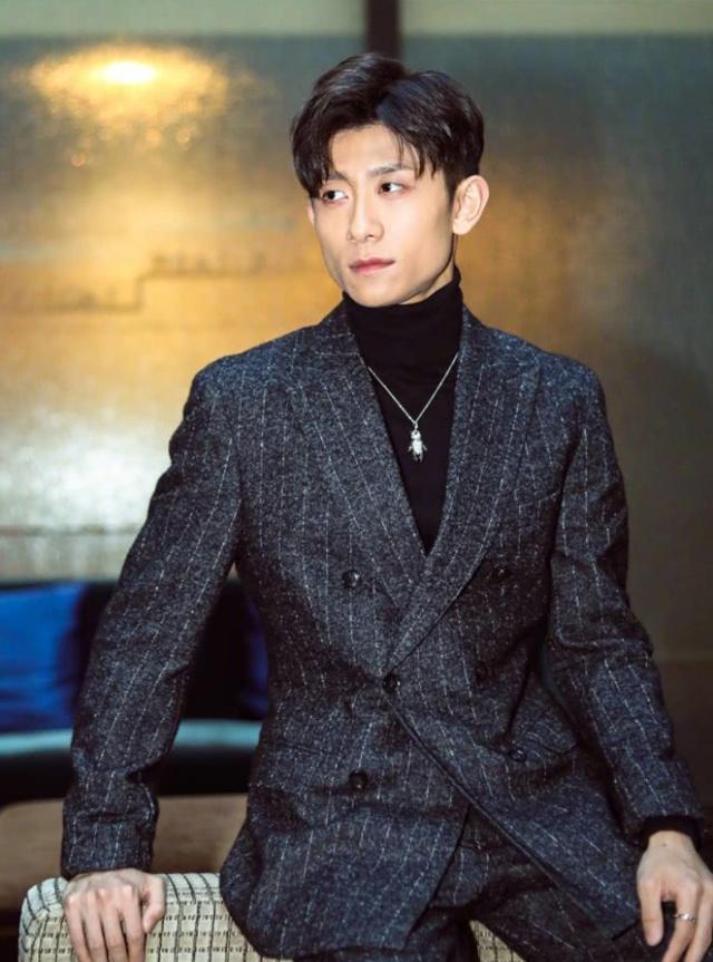 张一山穿西装搭"毒液装",霸道总裁范儿十足,迷倒万千少女!