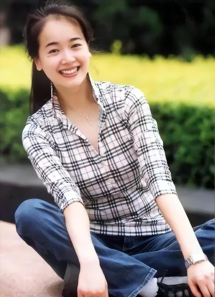 这又是年轻时的左小青,简简单单的蓝色牛仔裤,花格子衬衣,也能穿出不