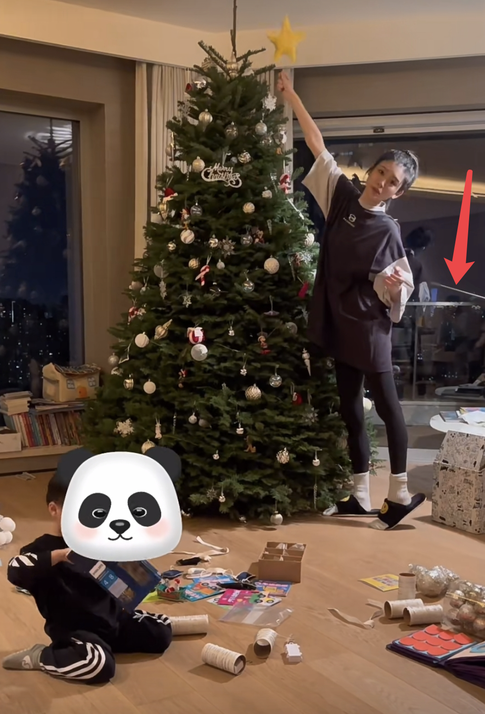 奚梦瑶在家装饰2米高圣诞树,儿女当气氛组,妹妹侧颜出镜像哥哥