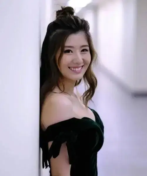 超级魅力主持秀》电视节目获第七名,同年1112月加入光线传媒,与谢楠及