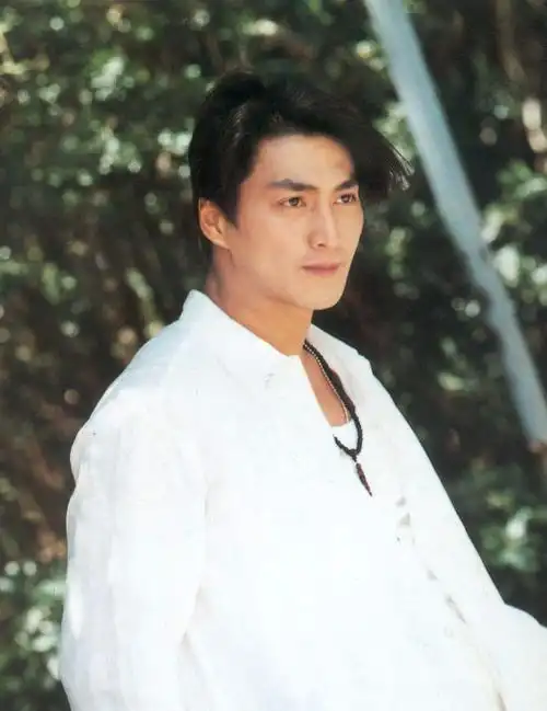 从小看着他的作品长大,如今我长大了,何家劲也老了.