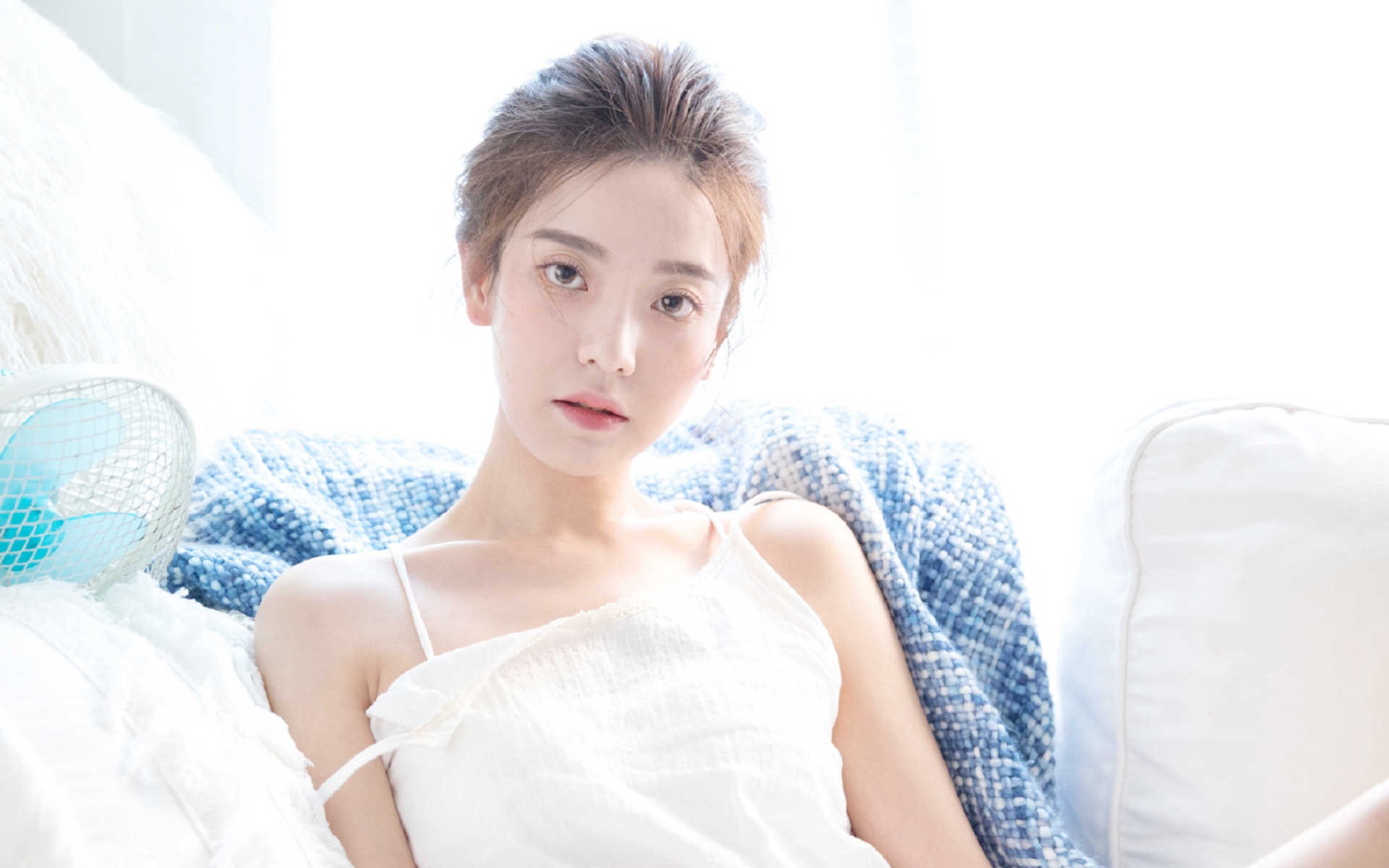 首页 桌面壁纸 美女壁纸 白皙养眼美女写真桌面壁纸 1920_1200手机