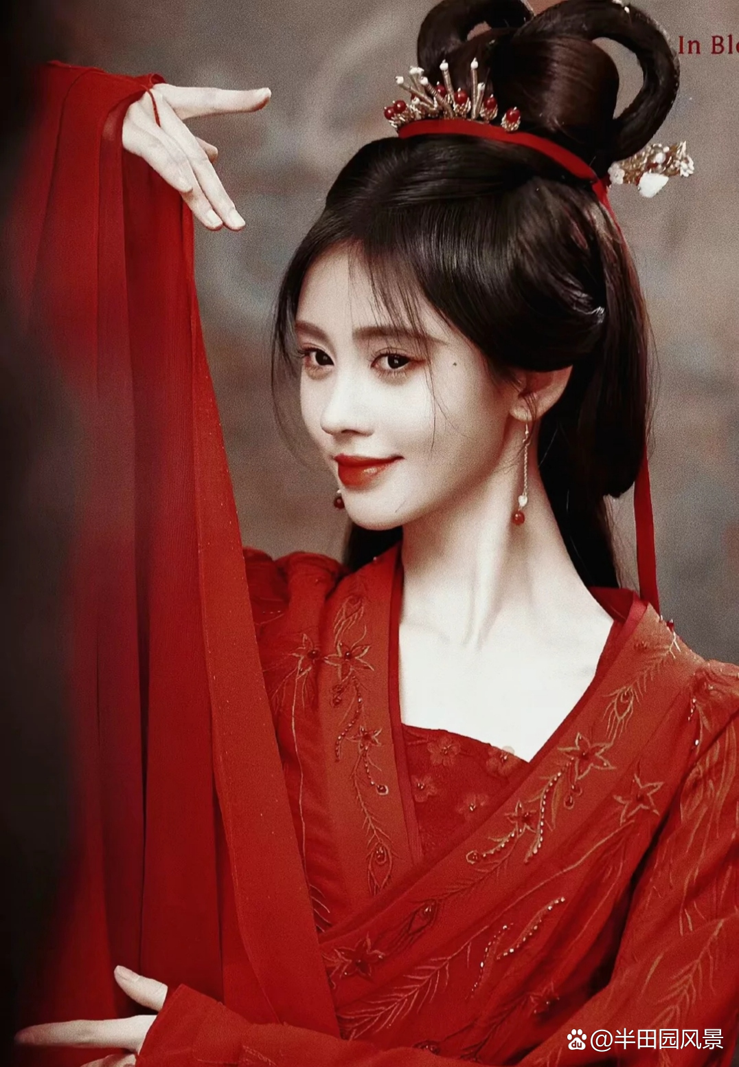 "红衣翩翩,佳人如画,鞠婧祎 in b 的倾城一瞥.