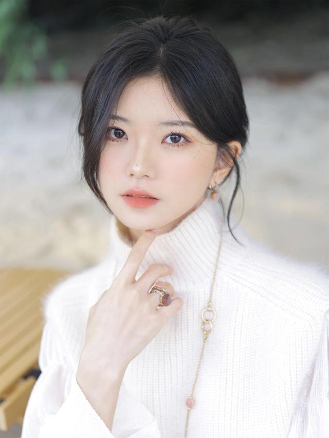 知性又有气质的美女穿白色衣服更加显得温文尔雅温婉可人