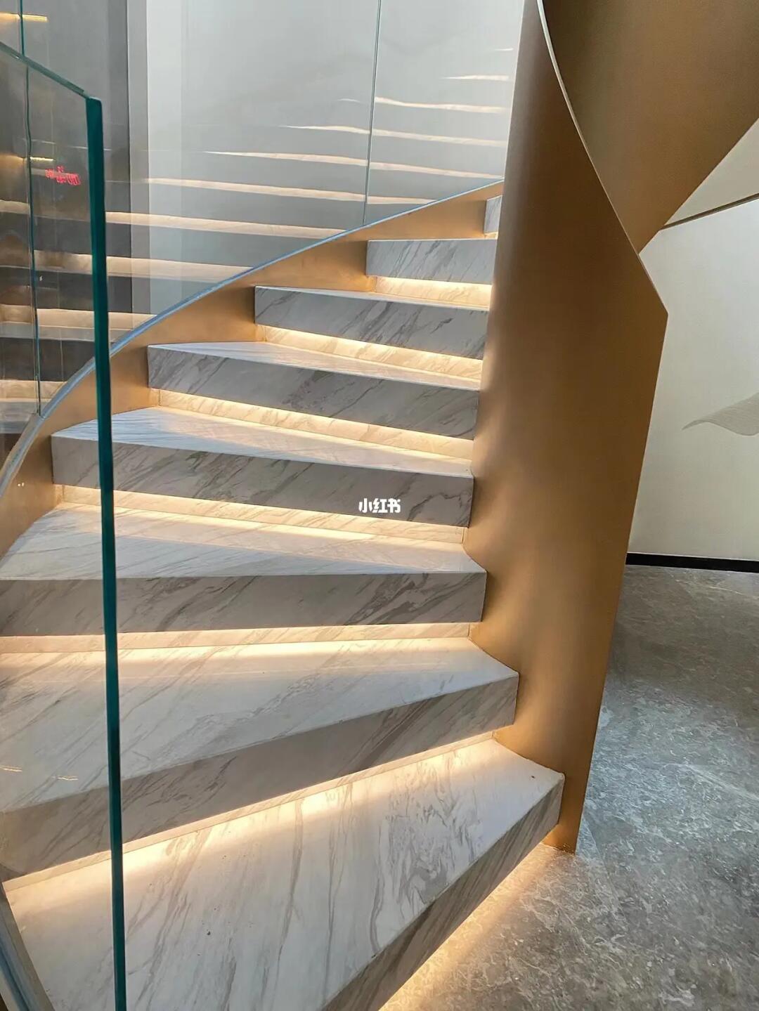 大连华润二十四城旋转的爵士白楼梯