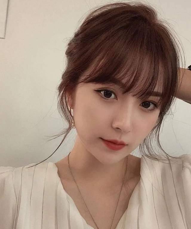 是时候换发型了!2021年流行这几款刘海,气质又好看